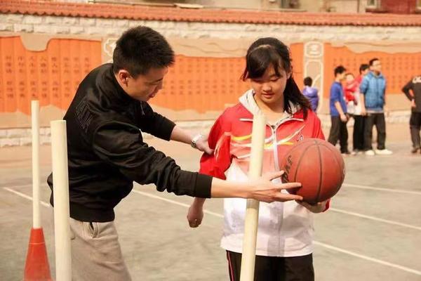 全国第五届中小学体育观摩课一等奖获得者徐光辉老师正在给学生上课